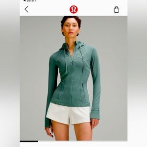 Great condition Lululemon Hooded Define Jacket
Color: Medium Forest
Size: 8